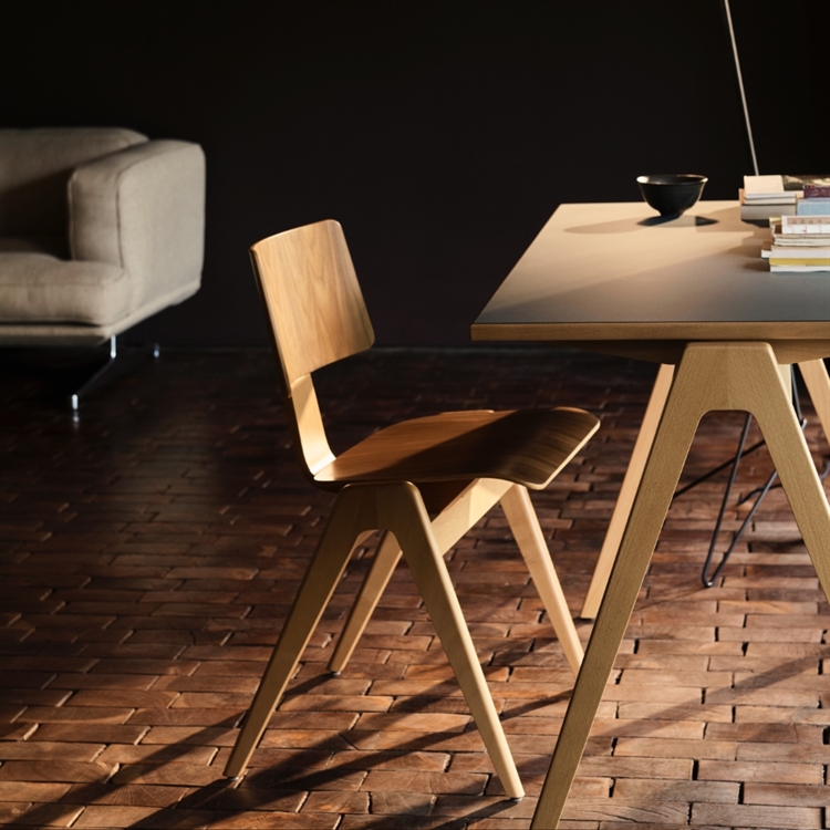 &Tradition Daystak Table RD2, Beech & Fenix ​​​​Nano Laminate - brukes i en stue som skrivebord